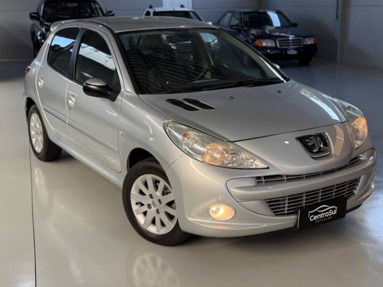 PEUGEOT - 207 - 2011/2012 - Prata - R$ 28.900,00