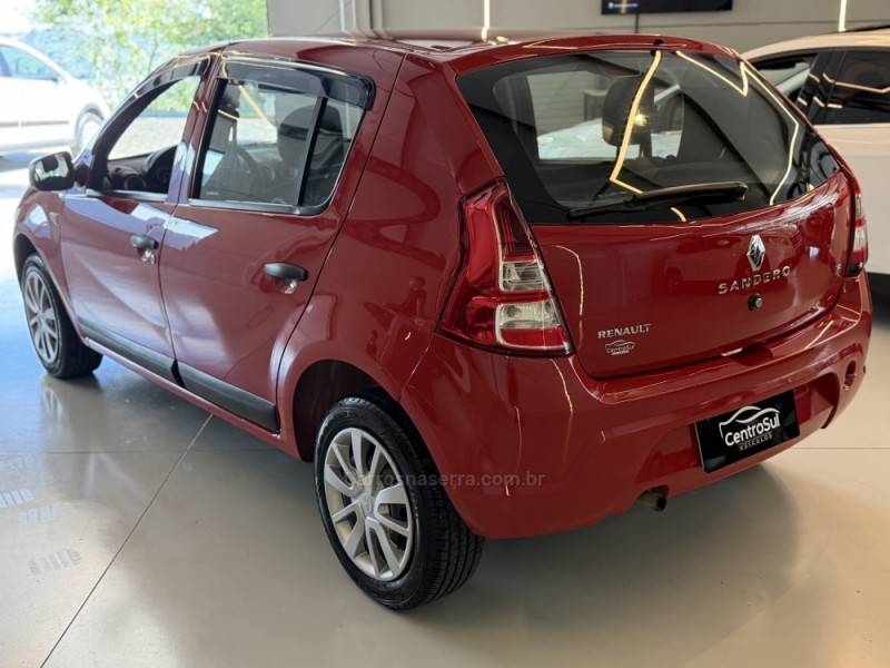 RENAULT - SANDERO - 2011/2012 - Vermelha - R$ 34.900,00