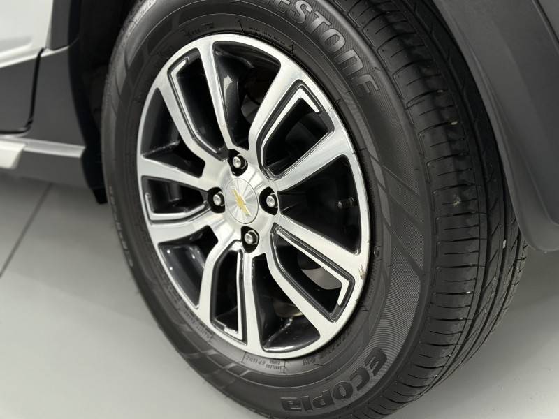 CHEVROLET - ONIX - 2018/2018 - Prata - R$ 69.900,00