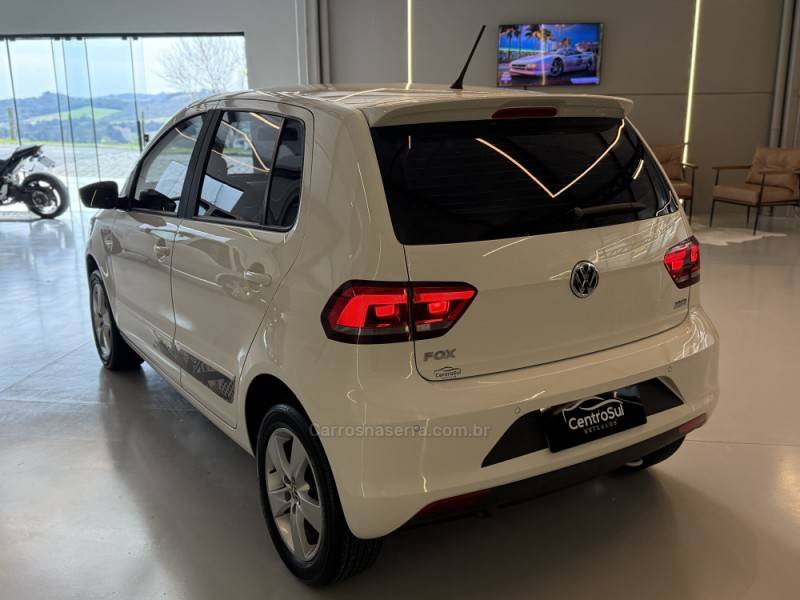 VOLKSWAGEN - FOX - 2015/2016 - Branca - R$ 56.900,00