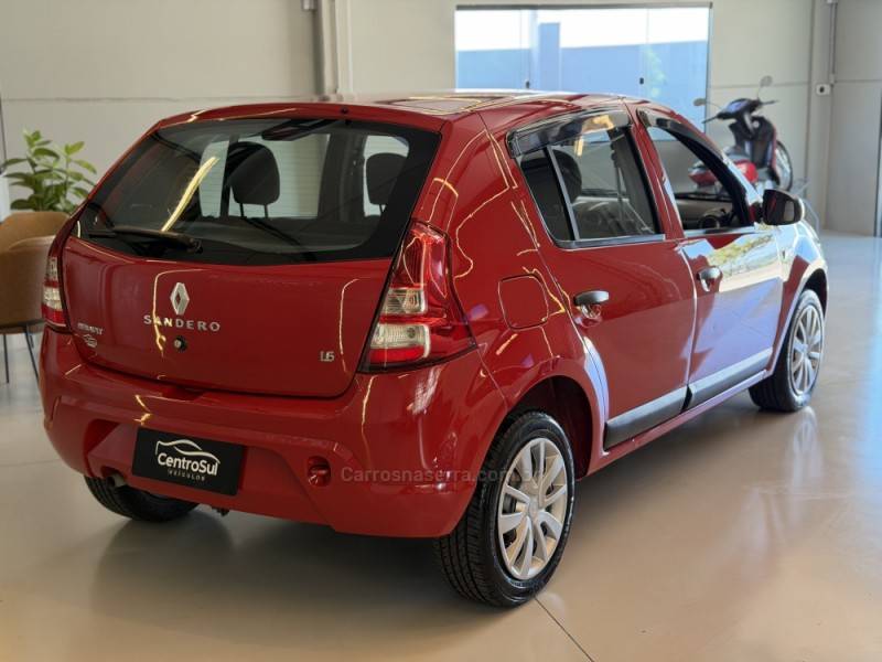 RENAULT - SANDERO - 2011/2012 - Vermelha - R$ 34.900,00