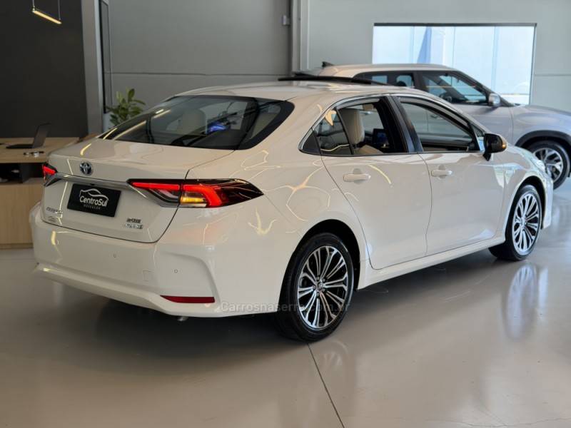 TOYOTA - COROLLA - 2022/2023 - Branca - R$ 152.900,00