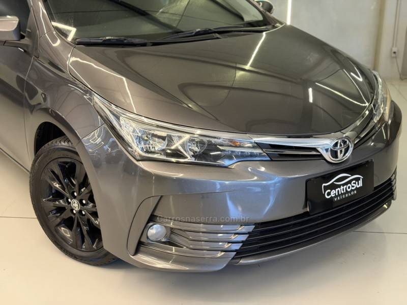 TOYOTA - COROLLA - 2018/2019 - Cinza - R$ 108.900,00