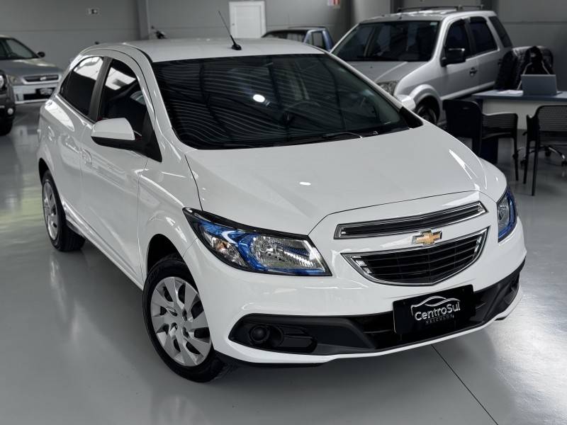 CHEVROLET - ONIX - 2015/2015 - Branca - R$ 48.900,00