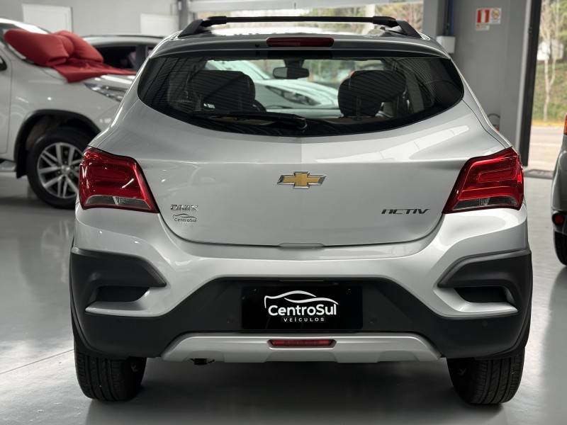 CHEVROLET - ONIX - 2018/2018 - Prata - R$ 69.900,00