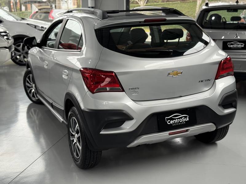 CHEVROLET - ONIX - 2018/2018 - Prata - R$ 69.900,00
