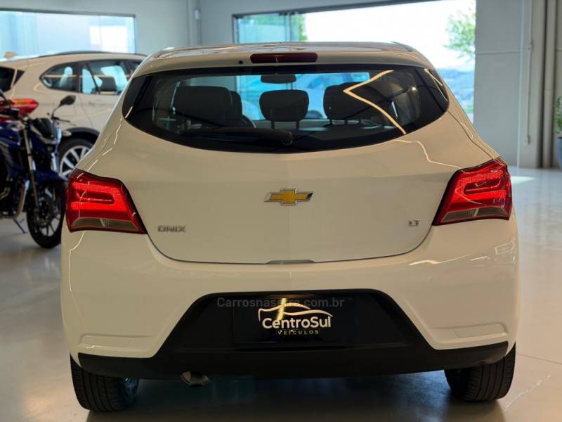 CHEVROLET - ONIX - 2018/2019 - Branca - R$ 57.900,00