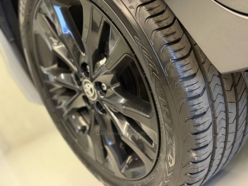 TOYOTA - COROLLA - 2018/2019 - Cinza - R$ 108.900,00