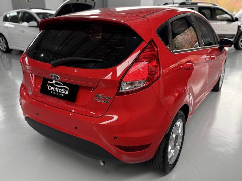 FORD - FIESTA - 2015/2015 - Vermelha - R$ 48.900,00