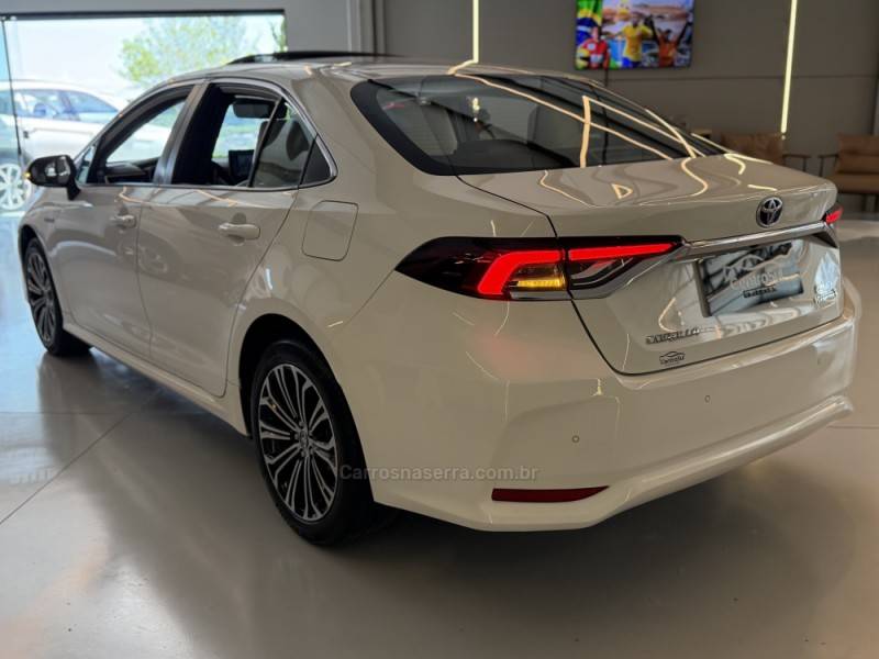 TOYOTA - COROLLA - 2022/2023 - Branca - R$ 152.900,00
