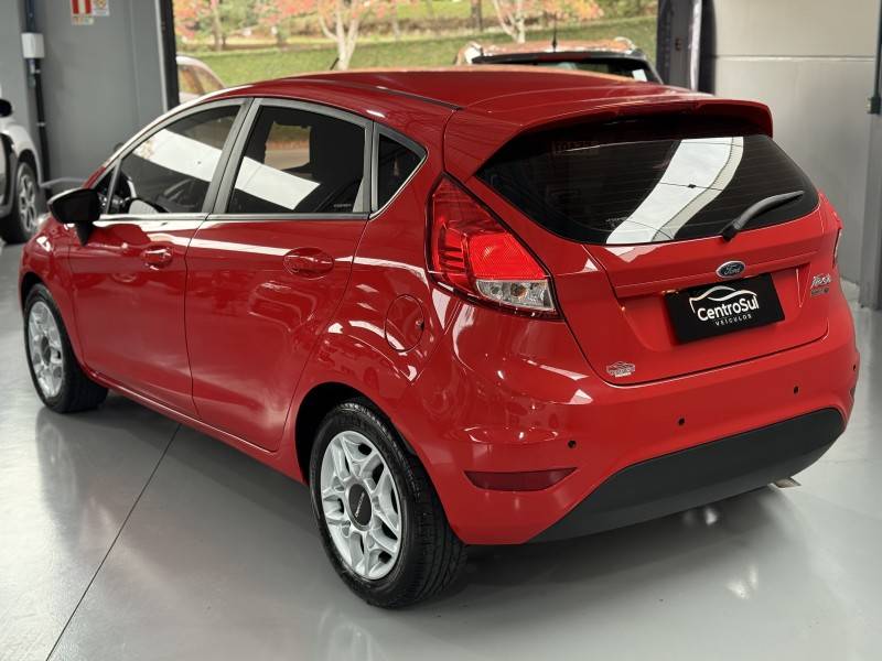 FORD - FIESTA - 2015/2015 - Vermelha - R$ 48.900,00