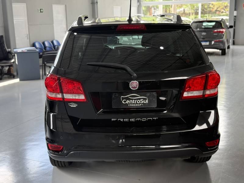 FIAT - FREEMONT - 2014/2014 - Preta - R$ 61.900,00