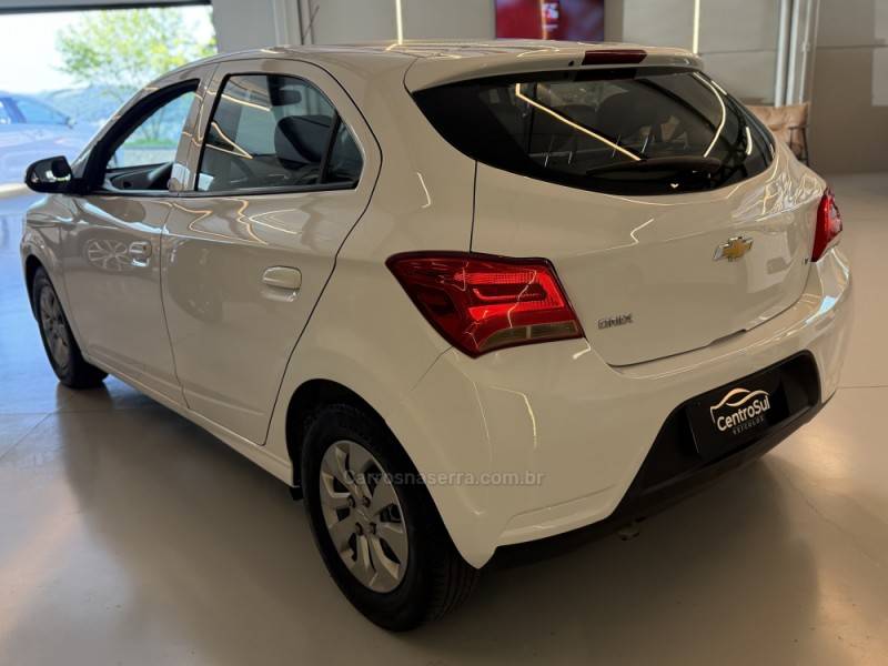 CHEVROLET - ONIX - 2018/2019 - Branca - R$ 57.900,00