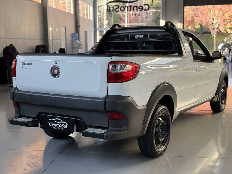FIAT - STRADA - 2017/2018 - Branca - R$ 54.900,00