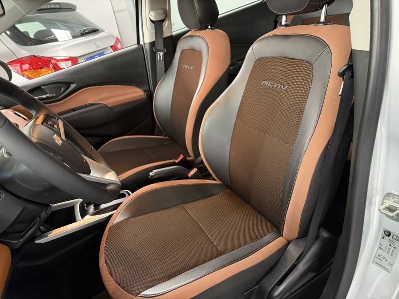 CHEVROLET - ONIX - 2018/2018 - Prata - R$ 69.900,00