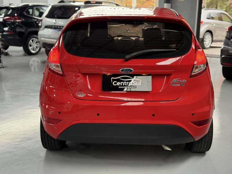 FORD - FIESTA - 2015/2015 - Vermelha - R$ 48.900,00
