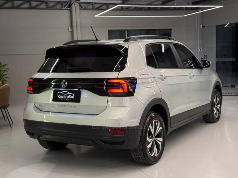 VOLKSWAGEN - T-CROSS - 2022/2023 - Prata - R$ 102.900,00