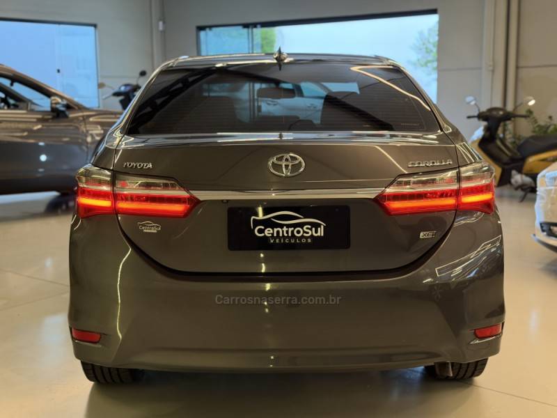 TOYOTA - COROLLA - 2018/2019 - Cinza - R$ 108.900,00