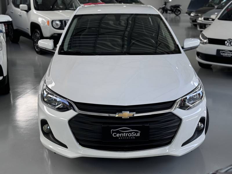 CHEVROLET - ONIX - 2021/2022 - Branca - R$ 75.900,00