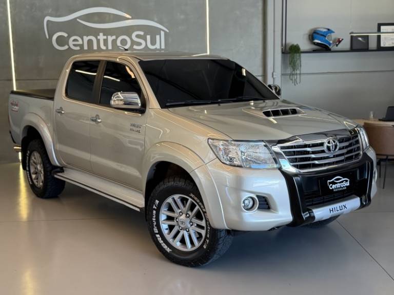 TOYOTA - HILUX - 2014/2014 - Bege - R$ 157.900,00