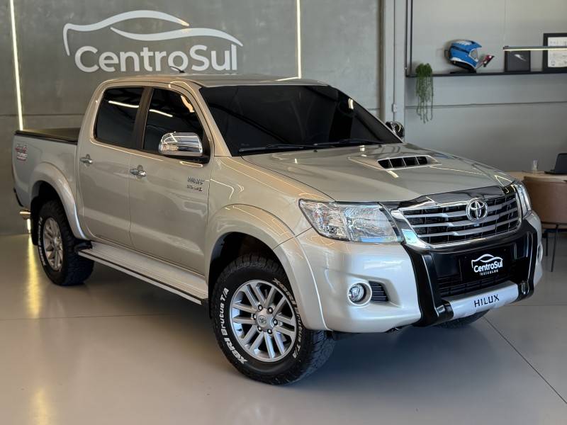 TOYOTA - HILUX - 2014/2014 - Bege - R$ 157.900,00