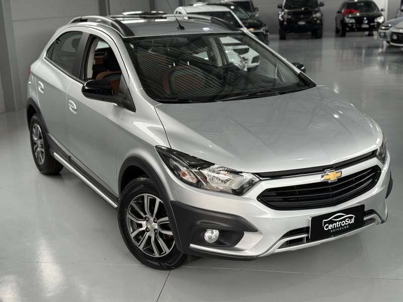 CHEVROLET - ONIX - 2018/2018 - Prata - R$ 69.900,00