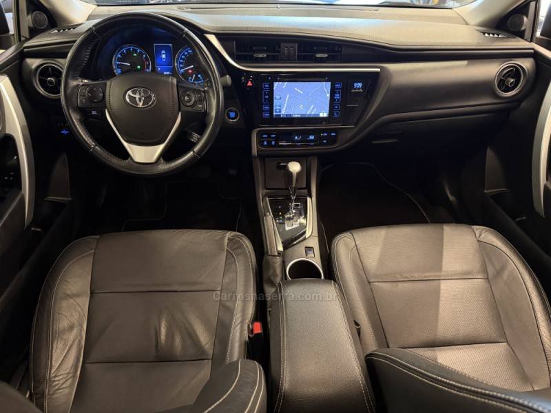 TOYOTA - COROLLA - 2018/2019 - Cinza - R$ 108.900,00
