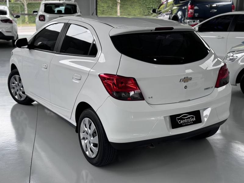 CHEVROLET - ONIX - 2015/2015 - Branca - R$ 48.900,00