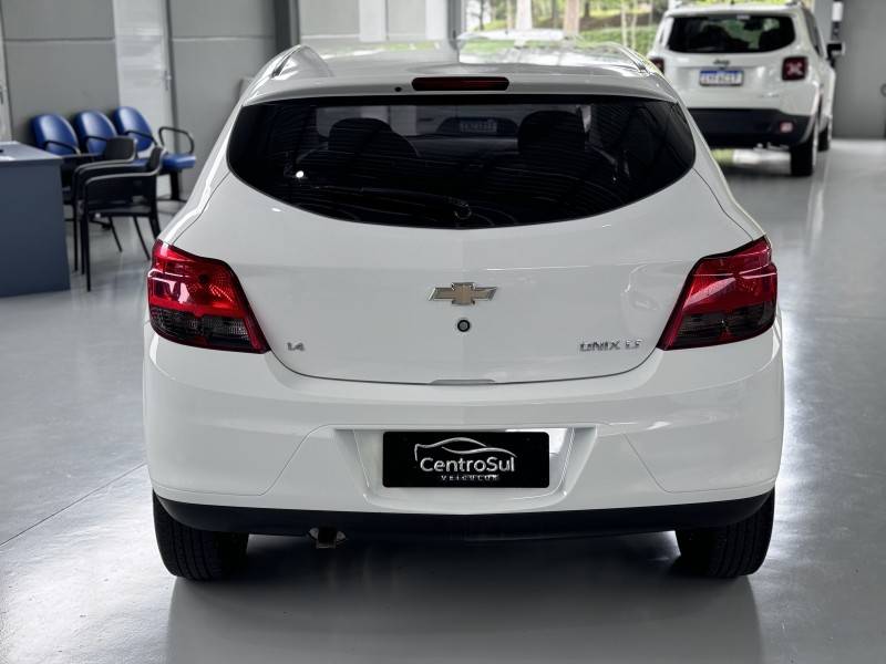 CHEVROLET - ONIX - 2015/2015 - Branca - R$ 48.900,00