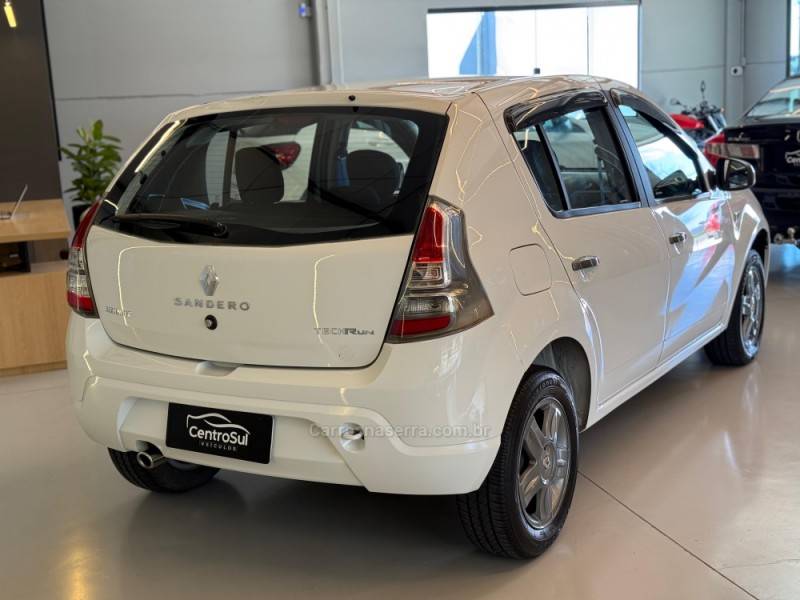 RENAULT - SANDERO - 2013/2014 - Branca - R$ 34.900,00