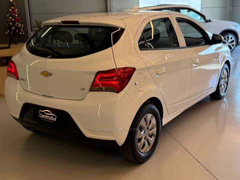 CHEVROLET - ONIX - 2018/2019 - Branca - R$ 57.900,00