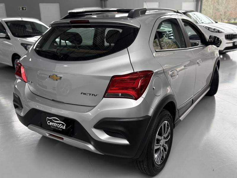 CHEVROLET - ONIX - 2018/2018 - Prata - R$ 69.900,00